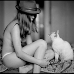 девушка в шляпе и кошка