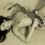 девушка с саксофоном